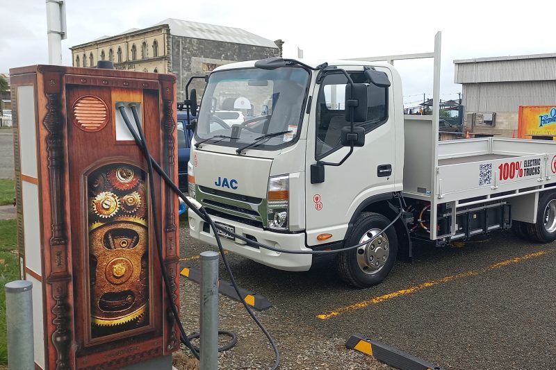 JAC-EV-Truck-Flat-Deck-Charging-800×533